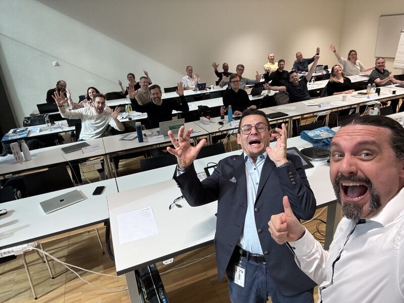 Romano Roth und Dietmar Wettach mit Teilnehmenden des CAS Enterprise Architecture an der HSLU